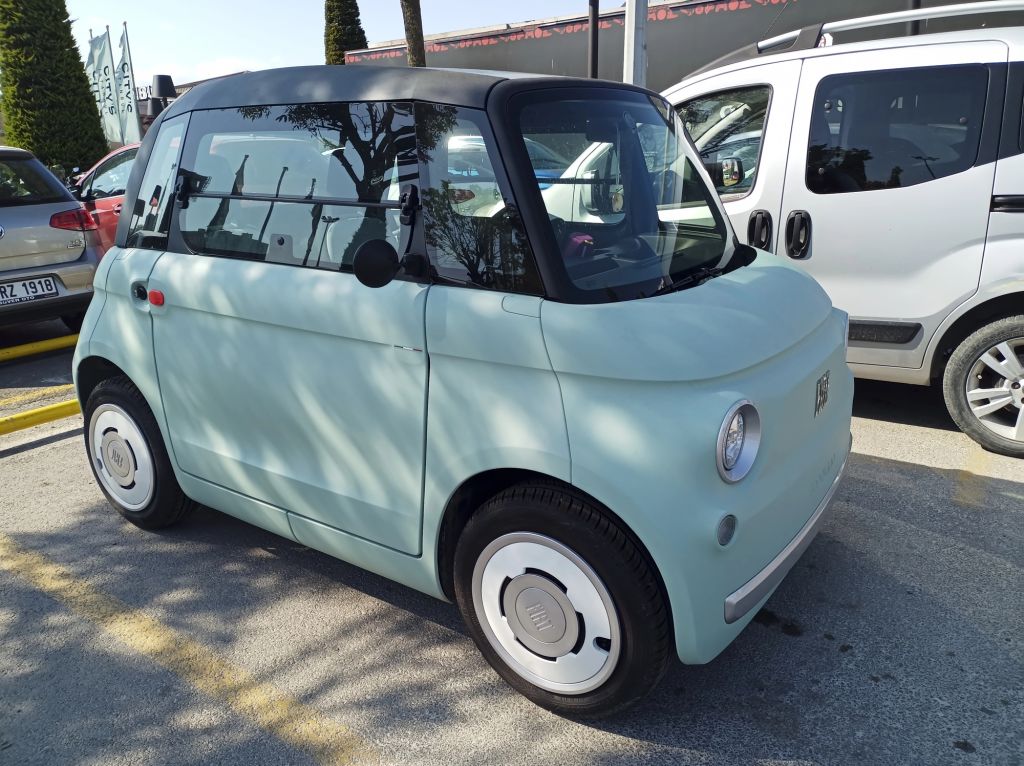 Fiat Topolino garée